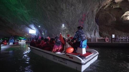 洞穴中乘船游览的游客视频素材模板下载