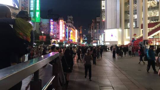 上海南京路步行街夜景行人延时视频素材模板下载