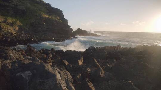 巨浪冲击着海岸