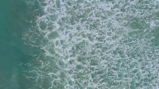 俯拍海面白色浪花