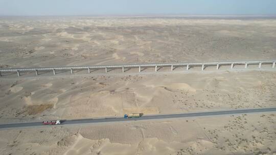 新疆环沙漠和若铁路和G315国道