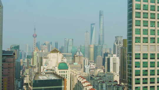 晴天的上海城市景观。黄浦和陆家嘴。中国。
