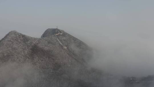 箭扣长城冬季云海翻滚航拍大景观