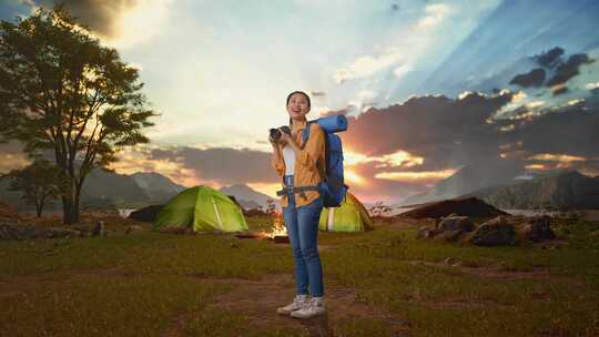 湖边帐篷营地时，亚洲女性徒步旅行者微笑着