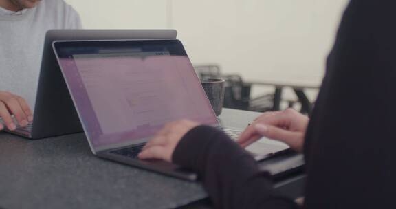 女商人使用笔记本电脑的手部特写