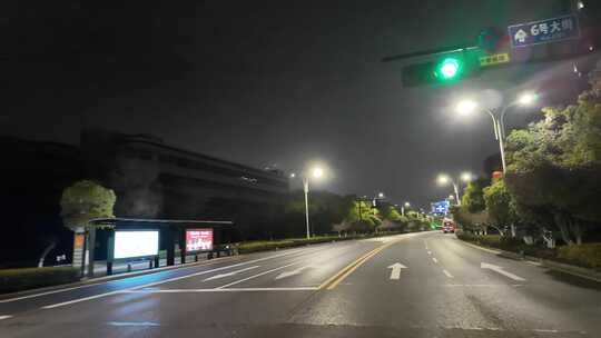 城市夜晚开车第一视角汽车窗外沿途风景马路