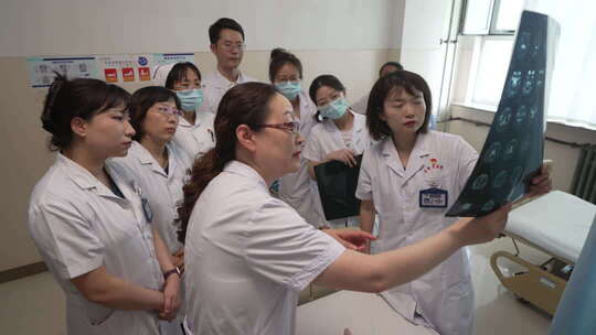 医生医院内探讨X光片
