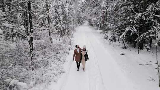 情侣走在雪地上