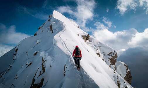 登山者站在山顶航拍