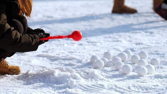 4K升格实拍在雪地里制作雪球打雪仗的男孩