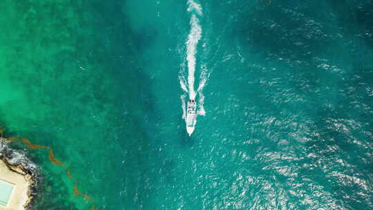 一艘驶向蓝色大海的船的俯视图。