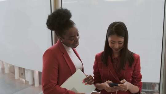 女人走出电梯继续她们的谈话