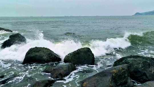 广东海陵岛十里银滩海浪拍打礁石浪花飞溅