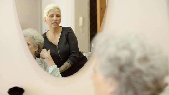 理发师与她的客户交谈