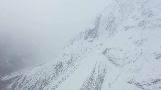 航拍大雪纷飞的西藏边坝县普玉冰川