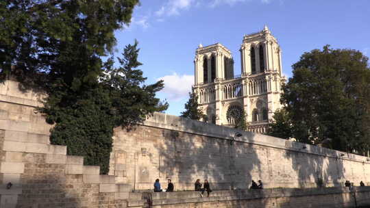 从塞纳河上看法国巴黎巴黎圣母院视频素材模板下载