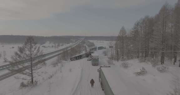 北方冬季冰雪道路车祸航拍