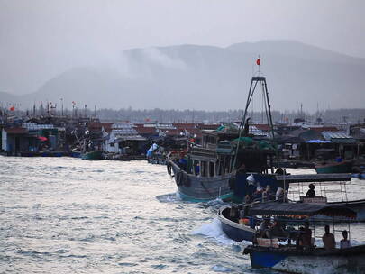 海南岛渔港清晨出海的渔船 近景 合集