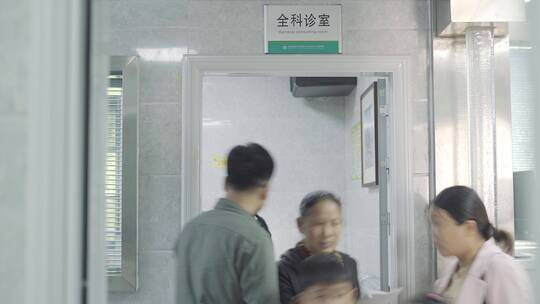 医院诊所诊室门口看病人实拍视频素材模板下载