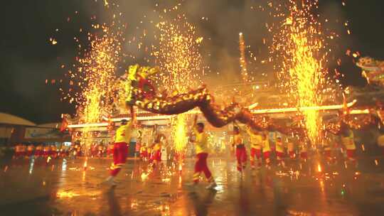 节日庆典舞龙表演火光火焰传统习俗！