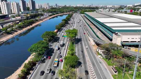 公路交通拥堵的城市景观