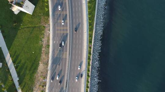 海边公路空中俯瞰车来车往