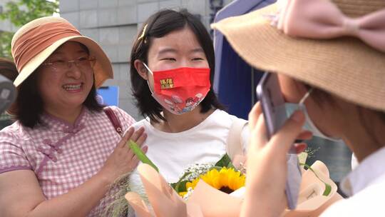 高考结束后考生走出考场，家长献花视频素材模板下载