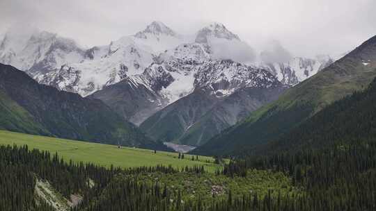 新疆伊犁昭苏夏塔古道雪山森林航拍自然风光