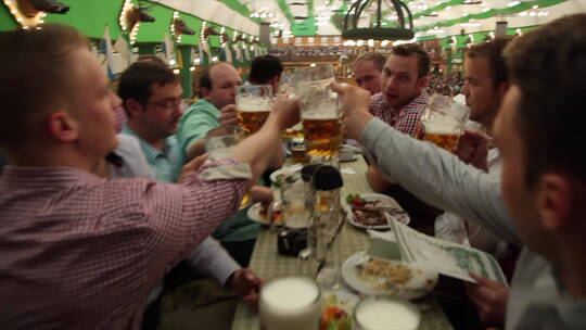 德国慕尼黑啤酒节外国人喝酒碰杯胜利手势视频素材模板下载
