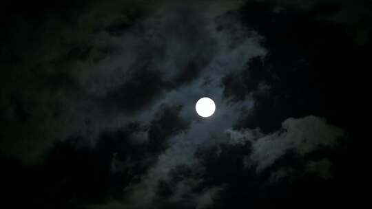 晚上满月与云