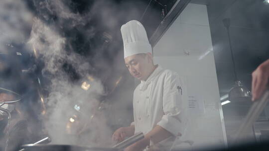 餐厅后厨大厨炒菜视频素材模板下载