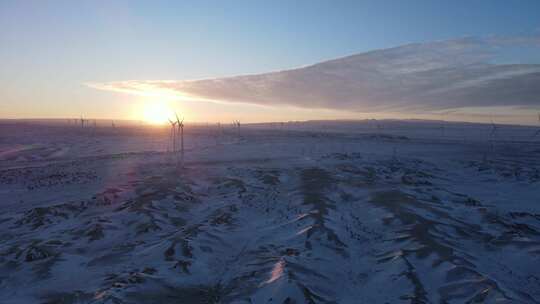 新疆禾木雪景-夕阳风电风车群