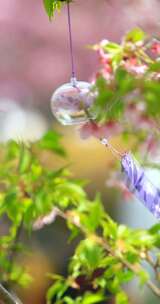 竖屏樱花风铃唯美背景樱花风铃迎风摆动