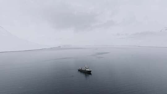 航拍游轮探险船抵达北极冰山大海冰川冰块