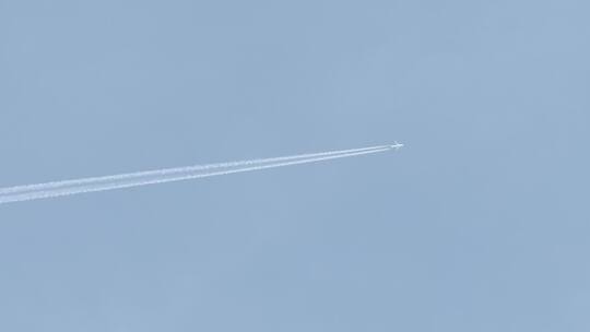 飞机划破长空