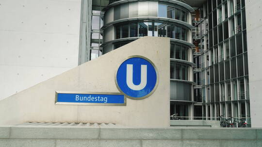 柏林联邦议院地铁站的街景视频素材模板下载