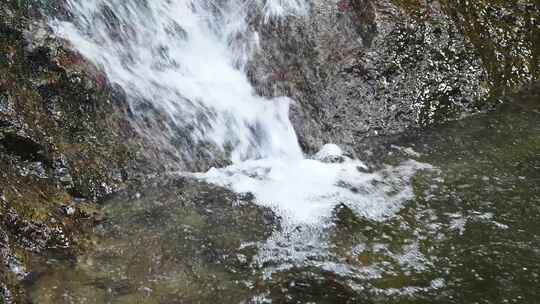 夏天森林里岩石小溪溪流瀑布流水