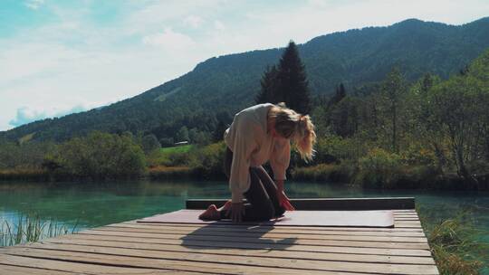 女人在湖边做冥想瑜伽