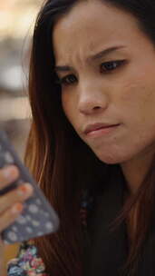 一名泰国妇女惊讶地在手机上看到一些东西
