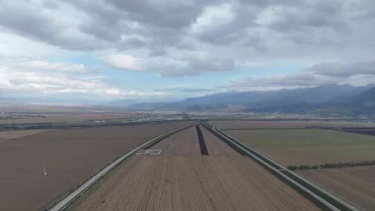 一望无际农业种植地的公路航拍