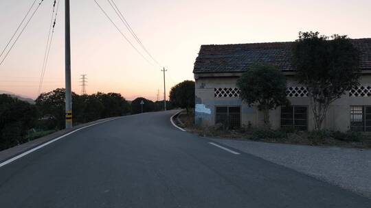 农村道路和建筑日落航拍