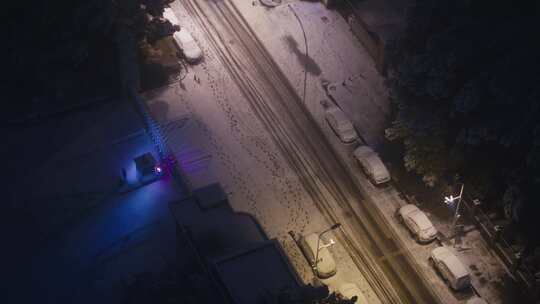 俯瞰城市雪夜道路电动车