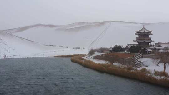 敦煌鸣沙山月牙泉冬天雪景航拍