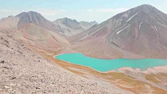 徒步旅行舞蹈有乐趣在风景山景观点