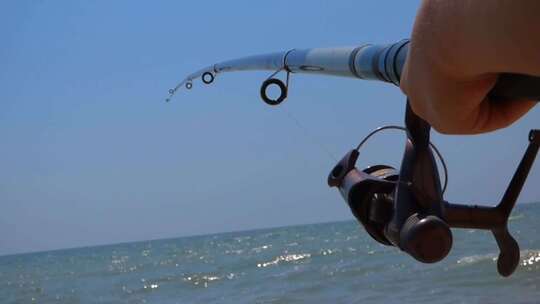 海边用鱼竿钓鱼视频素材模板下载