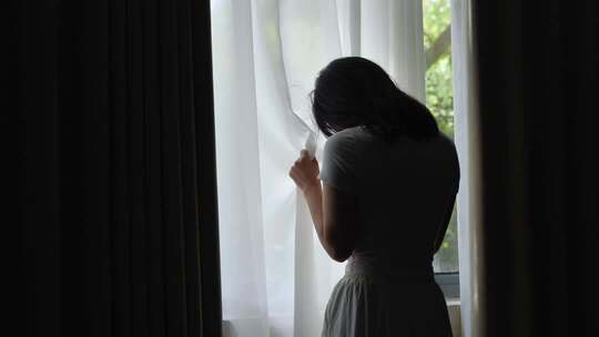 女孩悲伤哭泣孤独抑郁独自一个人