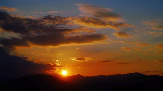 清晨山上日出延时 阳光云朵山峰早上太阳光