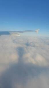 飞机舷窗航拍万米高空蓝天白云