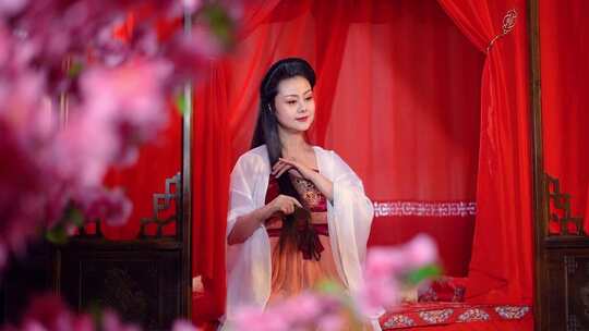 古装女子坐在床前梳头 古风 传统文化 古代