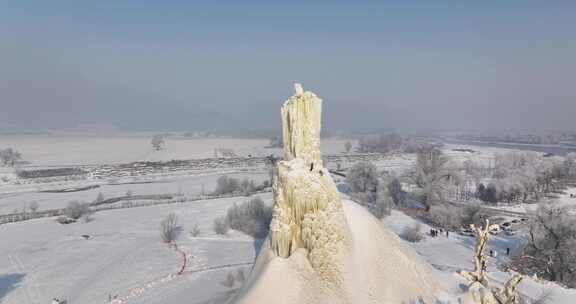 壮观的雪后冰柱景象